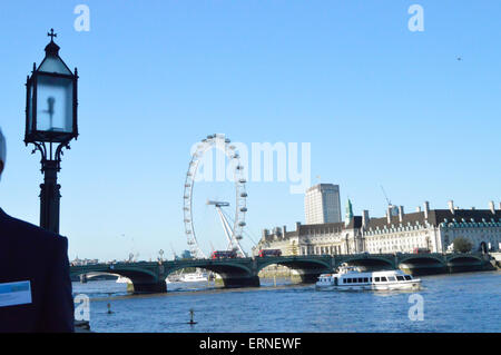 Londra, Regno Unito. 04 Giugno, 2015. Westminster Bridge, il fiume Tamigi con la vecchia strada lampada e London Eye, Regno Unito Credito: Adina Tovy/Alamy Live News Foto Stock