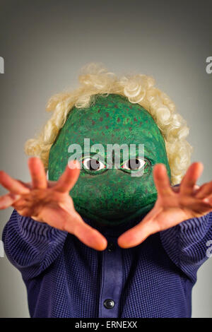 Creepy bald uomo lucertola che indossa un maglione blu Foto Stock