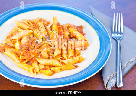 Penne pasta con carne macinata di manzo al sugo di carne Foto Stock