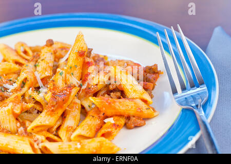 Penne pasta con carne macinata di manzo al sugo di carne Foto Stock