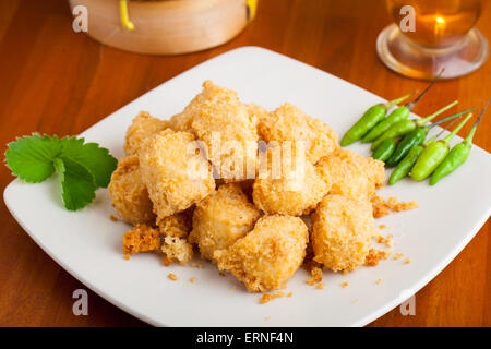 Cibo indonesiano Tahu Tofu con green birds eye peperoncino piccante Foto Stock