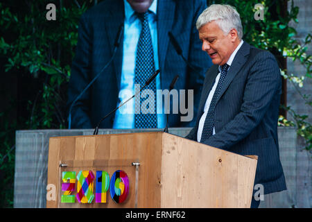 Milano, Italia. 5 giugno, 2015. Gian Luca Galletti (Italia il ministro dell'ambiente) parla alla cerimonia di apertura della Giornata mondiale dell'ambiente. Credito: Sandro Tomada/Alamy Live News Foto Stock