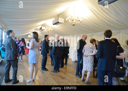 Londra, UK . 04 Giugno, 2015. La reception con il personale e gli studenti di ex-alunni dell Università di Londra programma esterno, le Case del Parlamento di Londra, Regno Unito. Credito: Adina Tovy/Alamy Live News Foto Stock