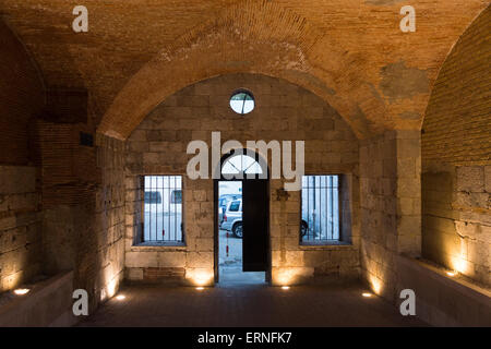 All'interno del Bastione di Wellington Front Left sulla Queensway Road, resti delle storiche mura difensive di Gibilterra e della cortina. Gibilterra Foto Stock