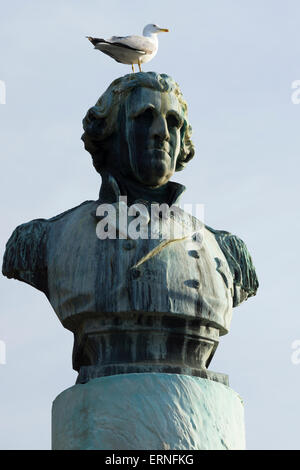 Un gabbiano sulla testa di Eliott's Monument, Gibilterra Botanic Gardens Foto Stock