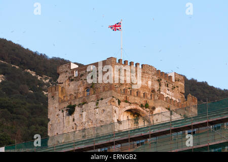 Una vista del castello moresco battenti bandiera britannica, Gibilterra, Spagna Foto Stock