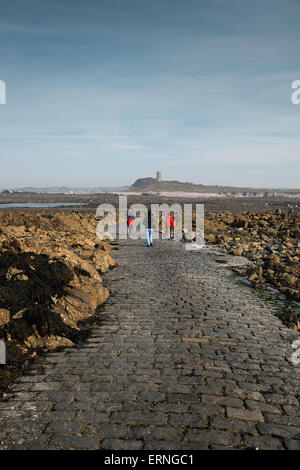 L'isola di marea di Lihou a Guernsey che può essere andati troppo oltre una pietra causeway quando condizioni di marea sono corretti Foto Stock