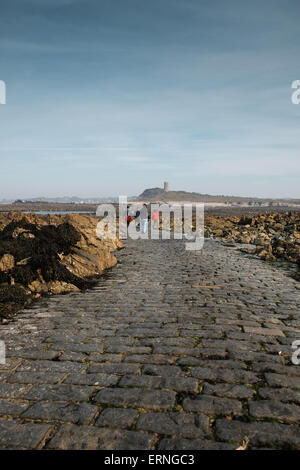 L'isola di marea di Lihou a Guernsey che può essere andati troppo oltre una pietra causeway quando condizioni di marea sono corretti Foto Stock