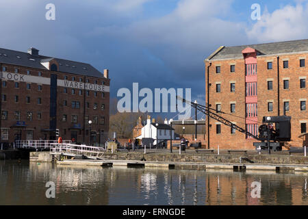 Chiusura canale e gru sul molo a Gloucester Docks, Gloucestershire, Regno Unito Foto Stock