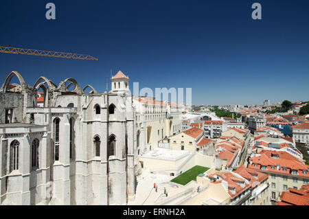 Carmo Convento visto dalla cima del Elevador de Santa Justa - Lisbona, Portogallo Foto Stock