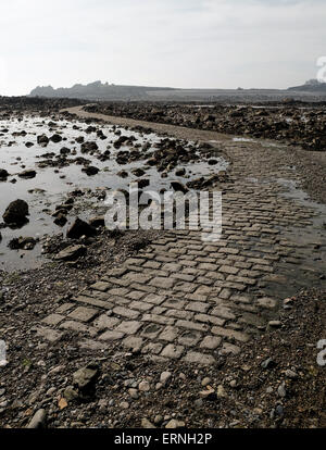 L'isola di marea di Lihou a Guernsey che può essere andati troppo oltre una pietra causeway quando condizioni di marea sono corretti Foto Stock