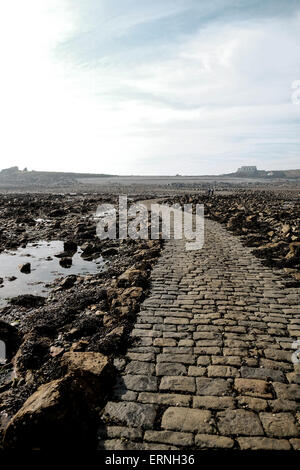 L'isola di marea di Lihou a Guernsey che può essere andati troppo oltre una pietra causeway quando condizioni di marea sono corretti Foto Stock