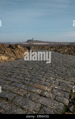 L'isola di marea di Lihou a Guernsey che può essere andati troppo oltre una pietra causeway quando condizioni di marea sono corretti Foto Stock