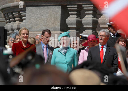 Copenhagen, Danimarca, 5 giugno, 2015. Il primo ministro Helle THORNING-SCHMIDT, Il principe Joachim, H.M. La Regina Margrethe II di Danimarca e il portavoce del Parlamento Mogens LYKKETOFT cantando l'inno nazionale dopo aver ricevuto la sfilata commemorativa in abiti storici e interventi nella celebrazione del centenario della costituzione Emendamento che danese ha dato alle donne il diritto di voto e di eleggibilità alle elezioni del 1915. Credito: Niels Quist/Alamy Live News Foto Stock