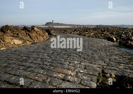 L'isola di marea di Lihou a Guernsey che può essere andati troppo oltre una pietra causeway quando condizioni di marea sono corretti Foto Stock