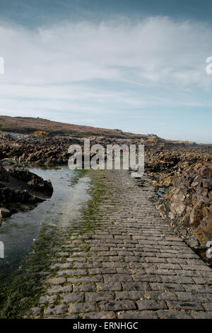 L'isola di marea di Lihou a Guernsey che può essere andati troppo oltre una pietra causeway quando condizioni di marea sono corretti Foto Stock