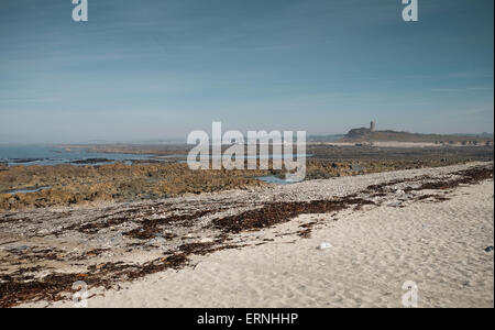 L'isola di marea di Lihou a Guernsey che può essere andati troppo oltre una pietra causeway quando condizioni di marea sono corretti Foto Stock