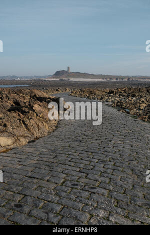 L'isola di marea di Lihou a Guernsey che può essere andati troppo oltre una pietra causeway quando condizioni di marea sono corretti Foto Stock