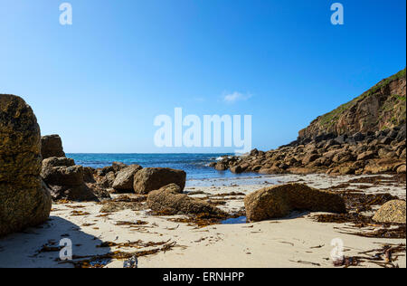 L'appartata spiaggia a Porthgwarra in Cornovaglia, England, Regno Unito Foto Stock