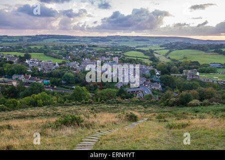 Ripide scale di pietra che conduce al villaggio inglese e campagna al tramonto Foto Stock