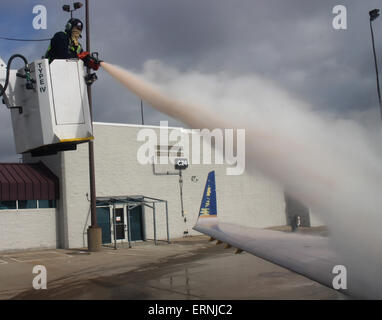 Lavoratore de-icing aereo commerciale ala Cincinnati in Ohio Foto Stock