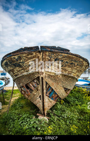 Vecchia barca abbandonata su erba verde in Turchia Foto Stock