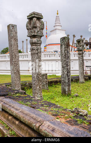 Città sacra di Anuradhapura, Thuparama Dagoba in Mahavihara (il grande monastero), Triangolo Culturale, Sri Lanka, Asia Foto Stock