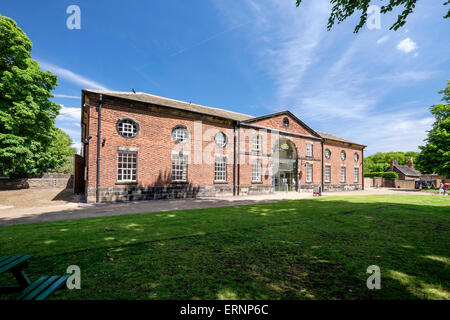 Astley Park Chorley Lancashire: Il Coach House edificio ospita sale riunioni e caffetteria accanto alla storica Astley Hall Foto Stock