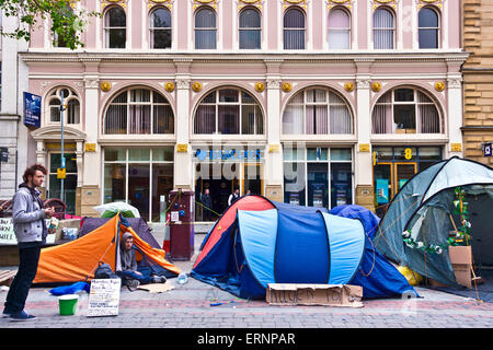 L'anti-tagli gli attivisti con le loro tende e sacchi a pelo a St Ann's Square nel centro di Manchester. Foto Stock
