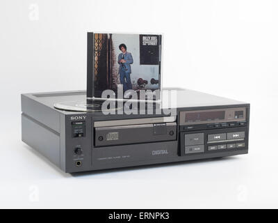 Sony CDP-101 , il primo al mondo commercialmente rilasciato lettore compact disc. Billy Joel 52nd Street. Entrambi rilasciati Ott 1982 Foto Stock