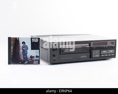 Sony CDP-101 , il primo al mondo commercialmente rilasciato lettore compact disc. Billy Joel 52nd Street. Il primo CD rilasciato 1982 Foto Stock