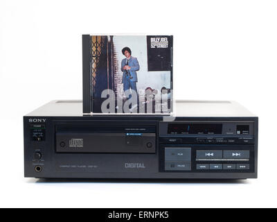 Sony CDP-101 , il primo al mondo commercialmente rilasciato lettore compact disc. Billy Joel 52nd Street. Il primo CD rilasciato 1982 Foto Stock