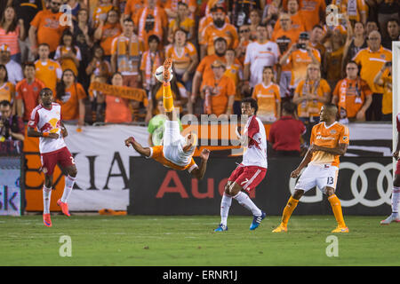 Houston, Texas, Stati Uniti d'America. 5 Giugno, 2015. Houston Dynamo avanti Giles Barnes (10) va per una bicicletta kick durante un gioco di MLS tra la Houston Dynamo e il New York Red Bulls di BBVA Compass Stadium di Houston, TX a giugno 5th, 2015. La dinamo ha vinto il gioco 4-2. Credito: Trask Smith/ZUMA filo/Alamy Live News Foto Stock