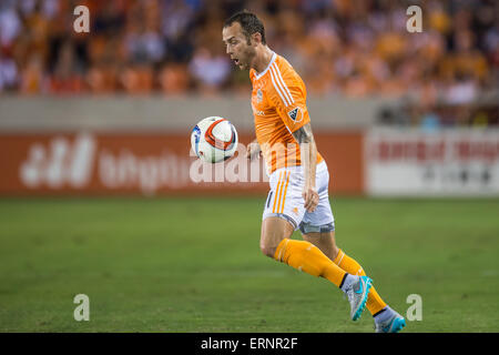 Houston, Texas, Stati Uniti d'America. 5 Giugno, 2015. Houston Dynamo centrocampista Brad Davis (11) controlla la sfera durante un gioco di MLS tra la Houston Dynamo e il New York Red Bulls di BBVA Compass Stadium di Houston, TX a giugno 5th, 2015. La dinamo ha vinto il gioco 4-2. Credito: Trask Smith/ZUMA filo/Alamy Live News Foto Stock