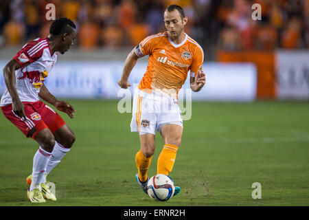 Houston, Texas, Stati Uniti d'America. 5 Giugno, 2015. Houston Dynamo centrocampista Brad Davis (11) passa la palla durante una partita di MLS tra la Houston Dynamo e il New York Red Bulls di BBVA Compass Stadium di Houston, TX a giugno 5th, 2015. La dinamo ha vinto il gioco 4-2. Credito: Trask Smith/ZUMA filo/Alamy Live News Foto Stock