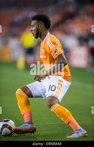 Houston, Texas, Stati Uniti d'America. 5 Giugno, 2015. Houston Dynamo avanti Giles Barnes (10) controlla la sfera durante un gioco di MLS tra la Houston Dynamo e il New York Red Bulls di BBVA Compass Stadium di Houston, TX a giugno 5th, 2015. La dinamo ha vinto il gioco 4-2. Credito: Trask Smith/ZUMA filo/Alamy Live News Foto Stock