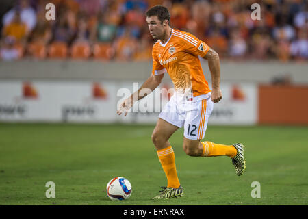 Houston, Texas, Stati Uniti d'America. 5 Giugno, 2015. Houston Dynamo in avanti si Bruin (12) controlla la sfera durante un gioco di MLS tra la Houston Dynamo e il New York Red Bulls di BBVA Compass Stadium di Houston, TX a giugno 5th, 2015. La dinamo ha vinto il gioco 4-2. Credito: Trask Smith/ZUMA filo/Alamy Live News Foto Stock