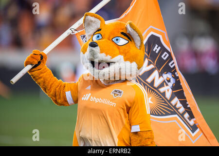 Houston, Texas, Stati Uniti d'America. 5 Giugno, 2015. Houston Dynamo Diesel mascotte porta la bandiera prima di un gioco di MLS tra la Houston Dynamo e il New York Red Bulls di BBVA Compass Stadium di Houston, TX a giugno 5th, 2015. La dinamo ha vinto il gioco 4-2. Credito: Trask Smith/ZUMA filo/Alamy Live News Foto Stock