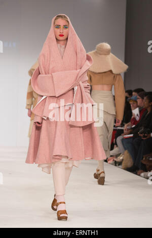 30/05/2015. Londra, Regno Unito. Un modello di passeggiate la pista durante il Birmingham City University fashion show a laurearsi Fashion Week 2015 indossa la collezione di studente laureato Frida Hoffman. Laureato della settimana della moda ha luogo dal 30 maggio al 2 giugno 2015 presso la Old Truman Brewery, Brick Lane. Foto Stock