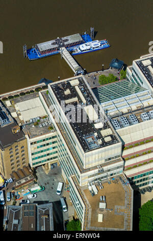 Guardando verso il basso sul Ponte di Londra City Pier dalla Shard, Londra, Regno Unito. Foto Stock