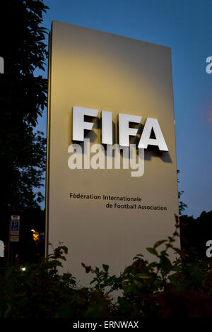 Segno di ingresso alla sede centrale della FIFA a Zurigo, prese la notte Sepp Blatter ha annunciato le sue dimissioni come presidente della FIFA. Foto Stock