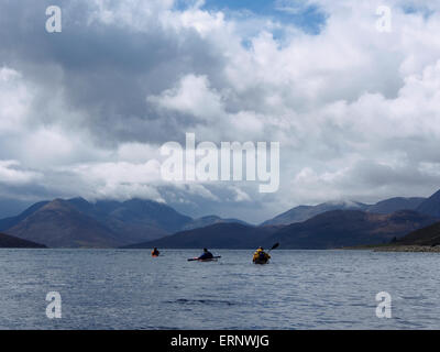 Kayak di mare down east coast di Raasay con Cuillin di Skye dietro Foto Stock