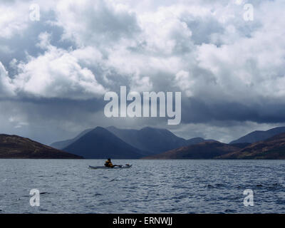 Kayak di mare down east coast di Raasay con Cuillin di Skye dietro Foto Stock
