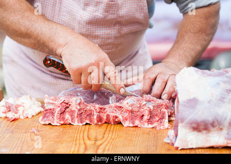 Macellaio di tritare la carne all'aperto Foto Stock