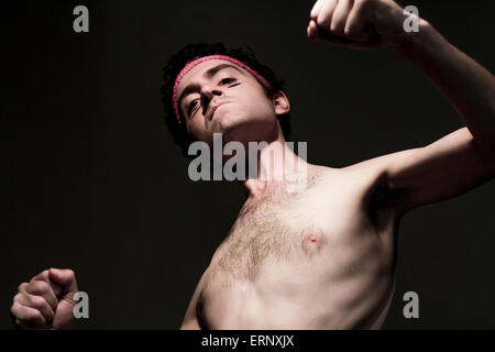 Molto archetto skinny indossando fighter mostra le competenze Foto Stock