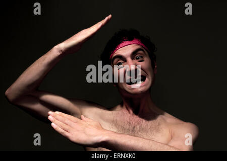 Molto archetto skinny indossando fighter mostra le competenze Foto Stock