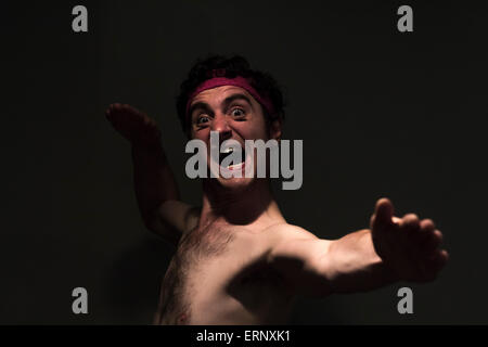 Molto archetto skinny indossando fighter mostra le competenze Foto Stock