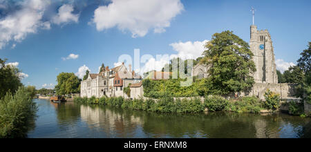 Panorama del fiume Medway con il Palazzo Arcivescovile e di tutti i santi della Chiesa sulla sponda opposta Foto Stock