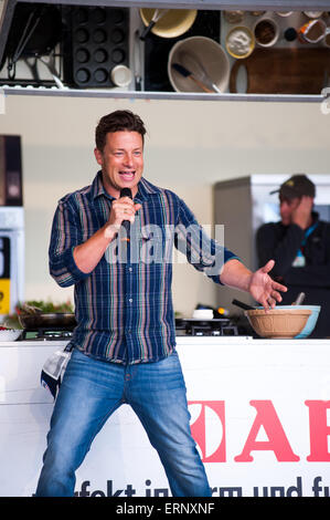 Jamie Oliver facendo una demo di cottura per Jamie Olivers tubo alimentare a Big Feastival 2014 Foto Stock