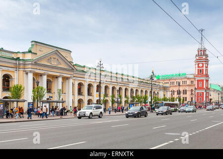 San Pietroburgo, Russia - 26 Maggio 2015: Nevsky prospect, cityscape con la grande Gostiny Dvor facciata e torre dell'orologio di San Pe Foto Stock